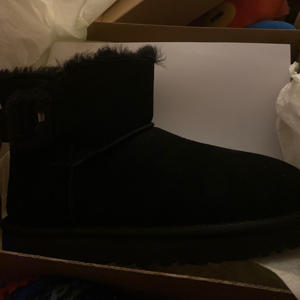 UGG Boots Mini Bailey Fluff Buckle- In Black
